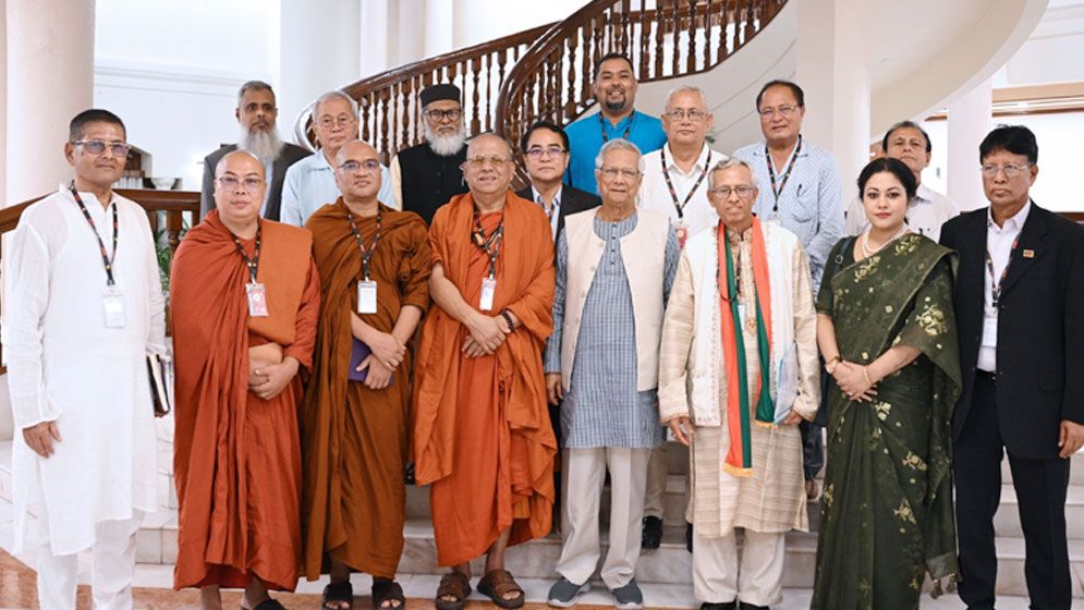 প্রধান উপদেষ্টার সঙ্গে বৌদ্ধ ধর্মীয় নেতাদের শুভেচ্ছা বিনিময়