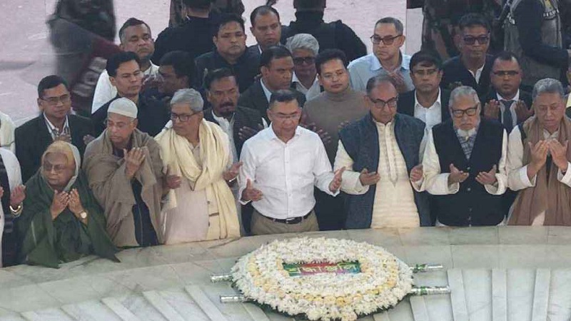 ১৯ বছর পর বাবার কবর জিয়ারত করলেন তারেক রহমান