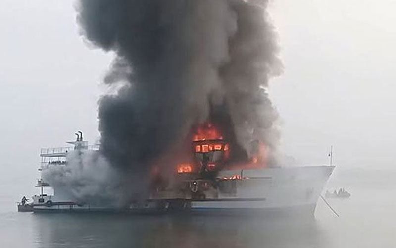 সেন্ট মার্টিনগামী জাহাজে আগুন