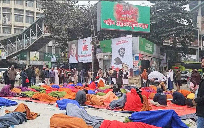 রাত পেরিয়ে ভোর, রাজপথ ছাড়েনি হাদির সহযোদ্ধারা