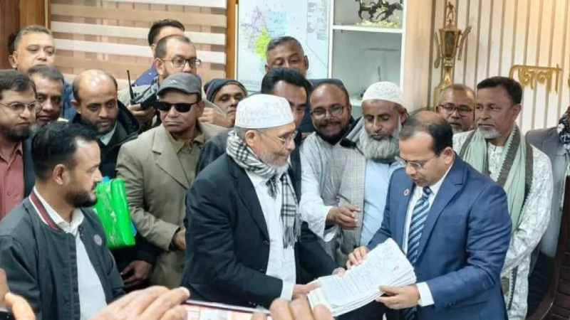 মনোনয়নপত্র জমা দিলেন লুৎফুজ্জামান বাবর