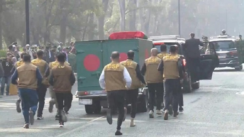 জিয়া উদ্যানের পথে খালেদা জিয়ার মরদেহ