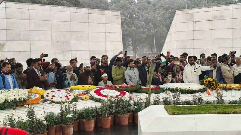 খালেদা জিয়ার কবর জিয়ারত করতে মানুষের ঢল