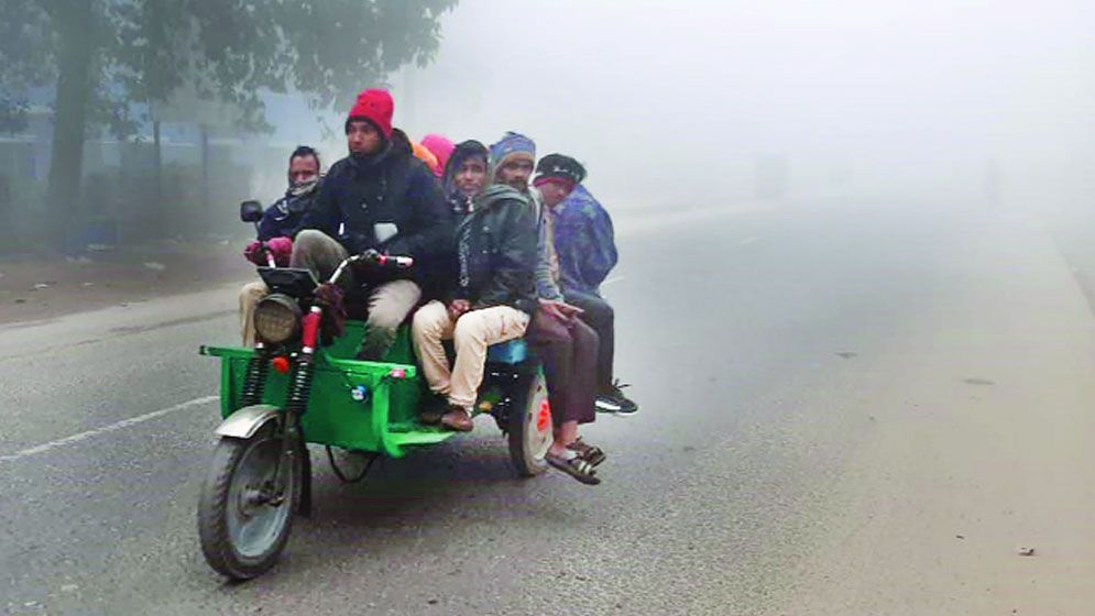 পৌষের শীতেই কাঁপছে দেশ