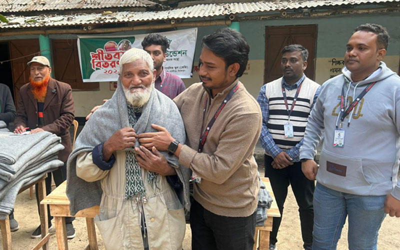 পার্বতীপুরে শীতার্তদের মাঝে কর্ণ ফাউন্ডেশনের কম্বল বিতরণ