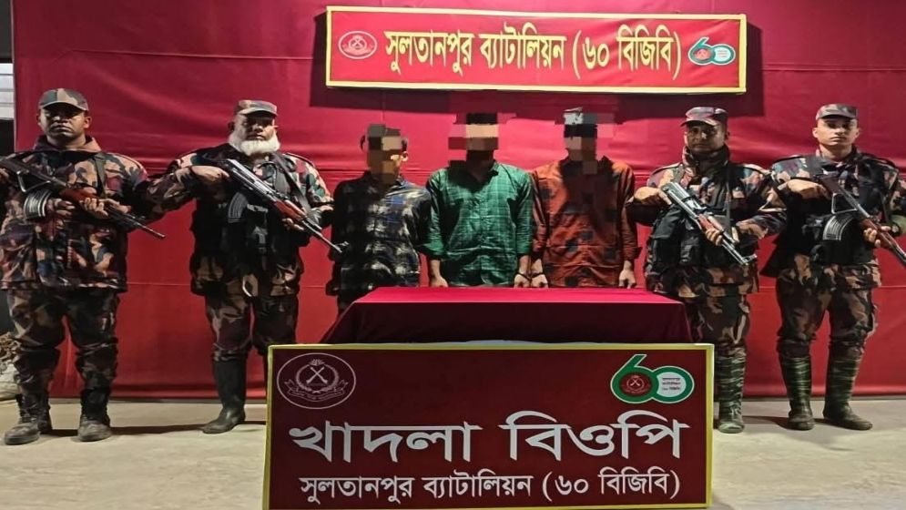 ভারতে পালানোর সময় বিজিবির হাতে ৩ আসামি গ্রেফতার