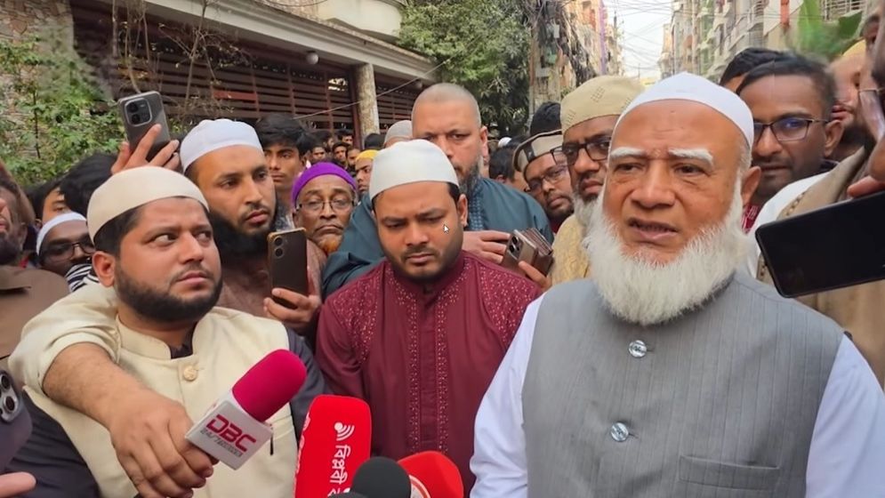 উত্তরায় অগ্নিকাণ্ডে ক্ষতিগ্রস্ত ভবন পরিদর্শনে জামায়াত আমির