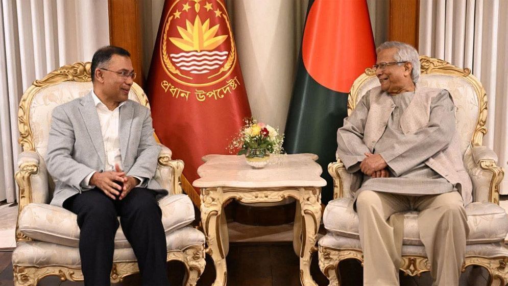 প্রধান উপদেষ্টাকে ফুলেল শুভেচ্ছা জানালেন তারেক রহমান