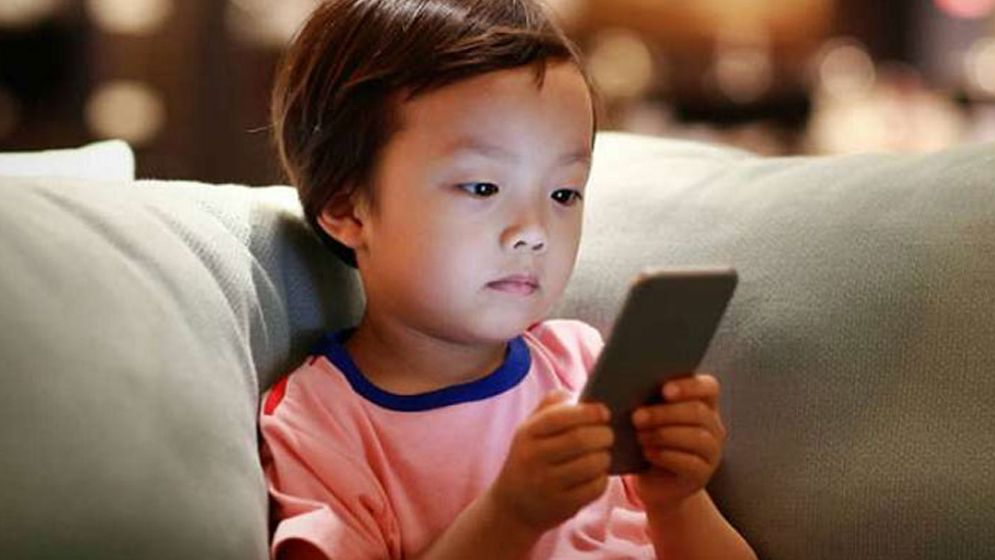 শিশুদের হাতে স্মার্টফোন বাড়াচ্ছে যেসব ঝুঁকি