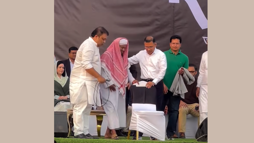 হুজুরকে বসার সুযোগ করে দিলেন তারেক রহমান