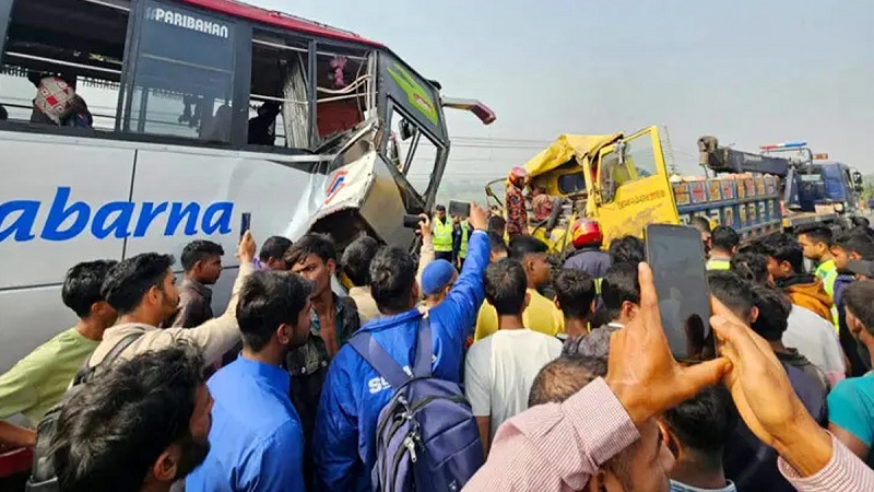 বাস-ট্রাক মুখোমুখি সংঘর্ষে নিহত ২, আহত ১৫