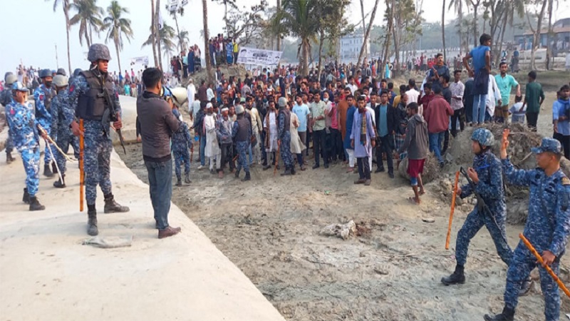 নোয়াখালীতে পাল্টাপাল্টি স্লোগান দিয়ে বিএনপি-এনসিপির সংঘর্ষ, আহত ১২