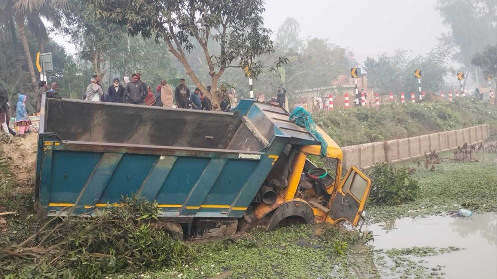 নওগাঁয় ট্রাক দুর্ঘটনায় নিহত ৪ জন