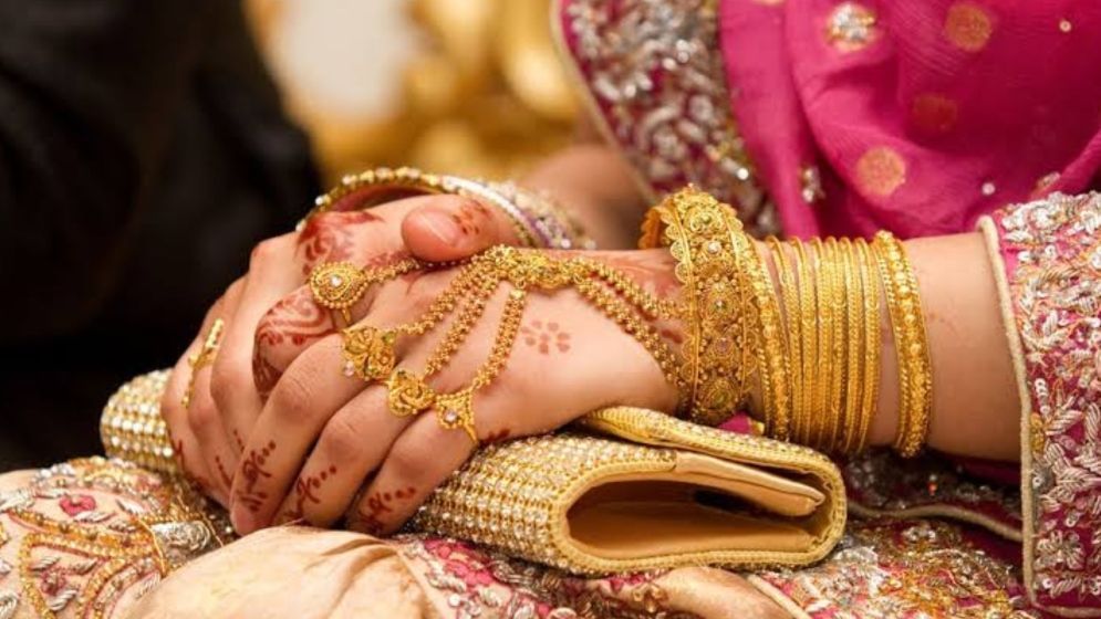 স্বর্ণের বাজারে বড় ধস, ভরিতে কমল ১৫ হাজার
