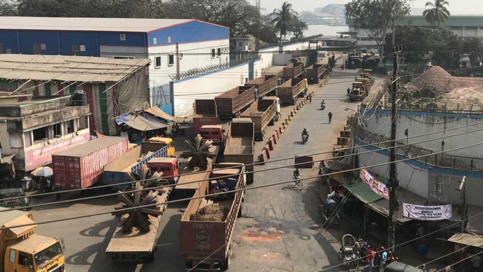 চট্টগ্রাম বন্দরে কাজ বন্ধ, শ্রমিকদের কর্মবিরতি চলছে