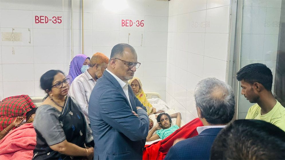 হাসপাতালে শিশু মোহনাকে দেখতে গেলেন বিমান উপদেষ্টা