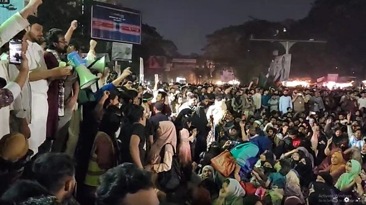 ইনকিলাব মঞ্চে পুলিশের হামলার প্রতিবাদে শাহবাগ অবরোধ