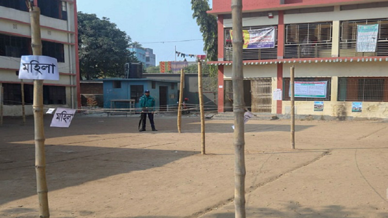 শান্তিপূর্ণভাবে ভোট চললেও ভোটার উপস্থিতি কম