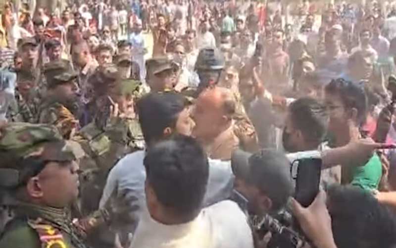 কেন্দ্র পরিদর্শনে বাধার মুখে নাসীরুদ্দীন পাটওয়ারী