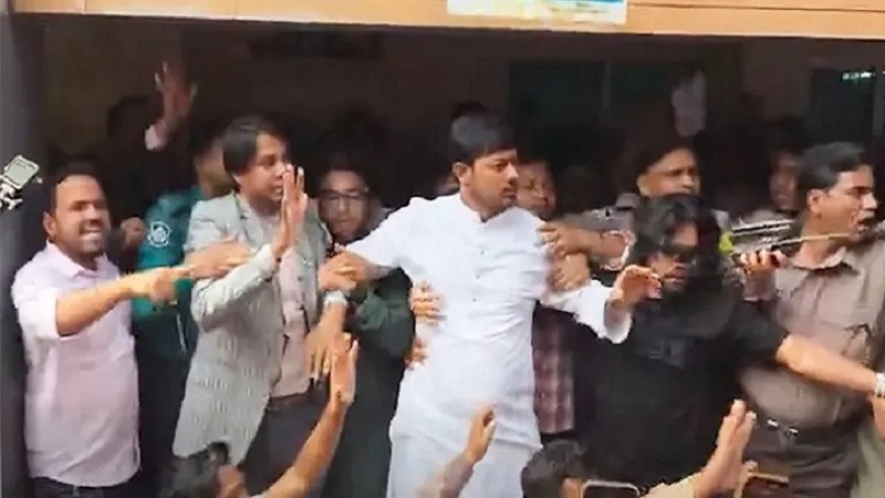 ভোটকেন্দ্রে তোপের মুখে নাসীরুদ্দীন পাটওয়ারী, হামলার অভিযোগ