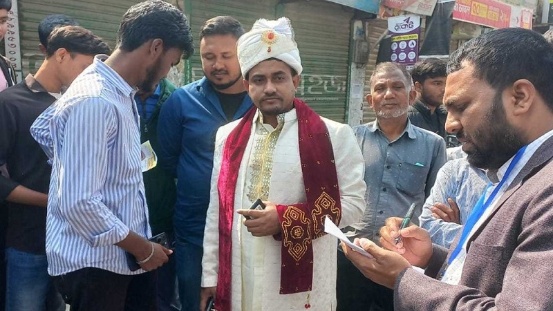 বিয়ের সাজে ভোটকেন্দ্রে বর, বললেন ‘আগে ভোট পরে বিয়ে’