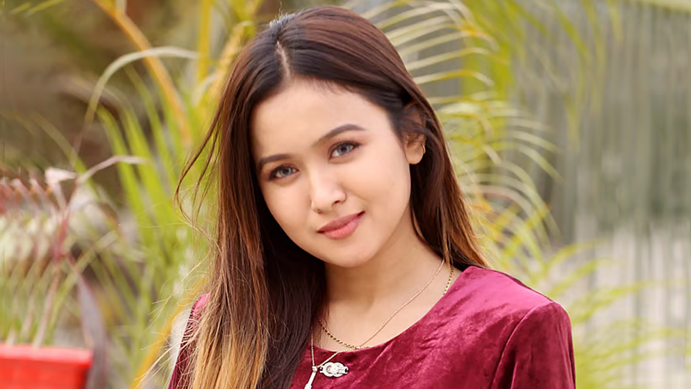 ৬০ বছর বয়সেও নিজেকে কিশোরী ভাবেন চমক