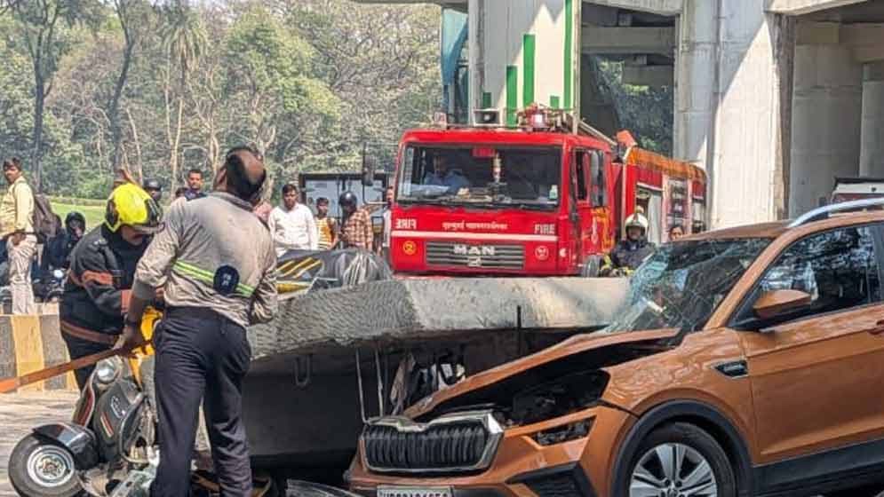 ভারতে মেট্রোরেলের পিলার ভেঙে পড়ল গাড়ির ওপর, নিহত একজন