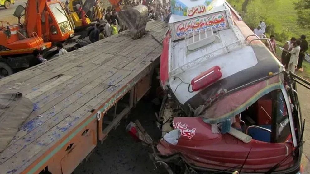 পাকিস্তানে সড়ক দুর্ঘটনায় প্রাণ গেল ১১ জনের
