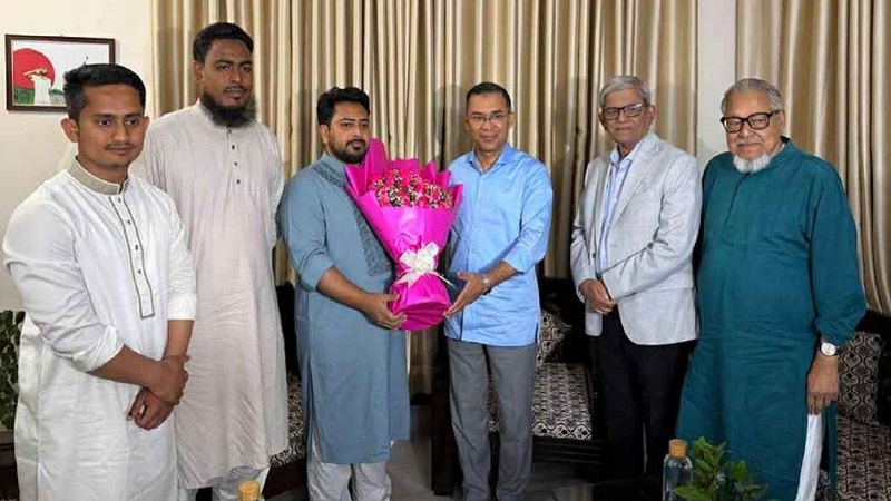 নাহিদ ইসলামের বাসায় তারেক রহমান