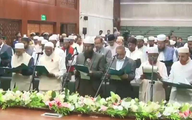 শপথ নিলেন জামায়াতের এমপিরা, সিদ্ধান্তে পরিবর্তন