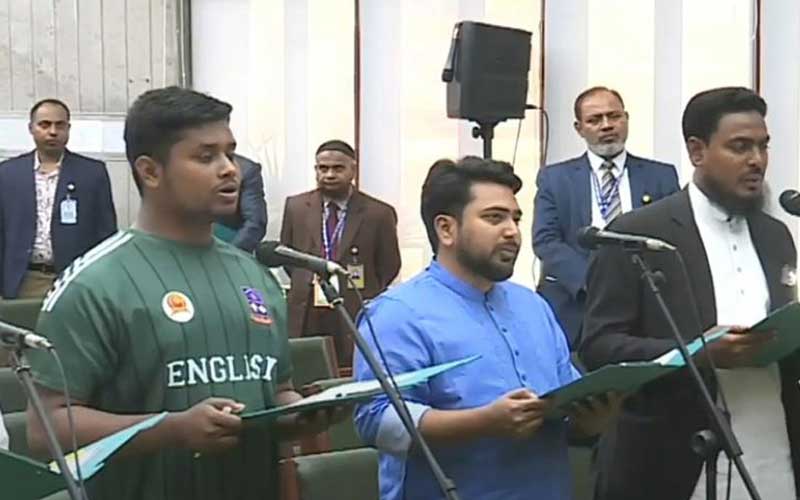 শপথ নিলেন এনসিপির নবনির্বাচিত এমপিরা