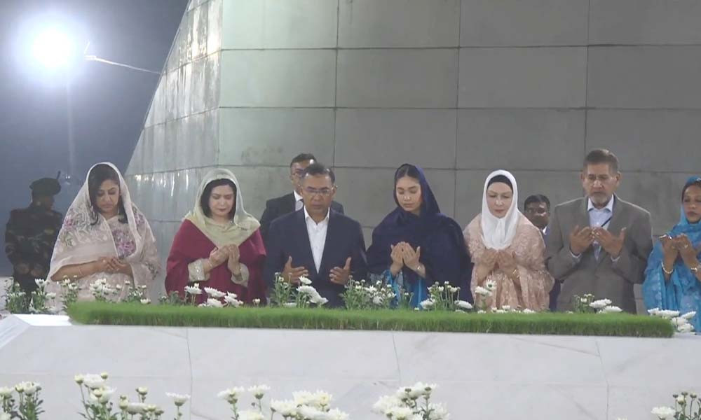 শপথ শেষে বাবা-মায়ের কবর জিয়ারত করলেন নতুন প্রধানমন্ত্রী