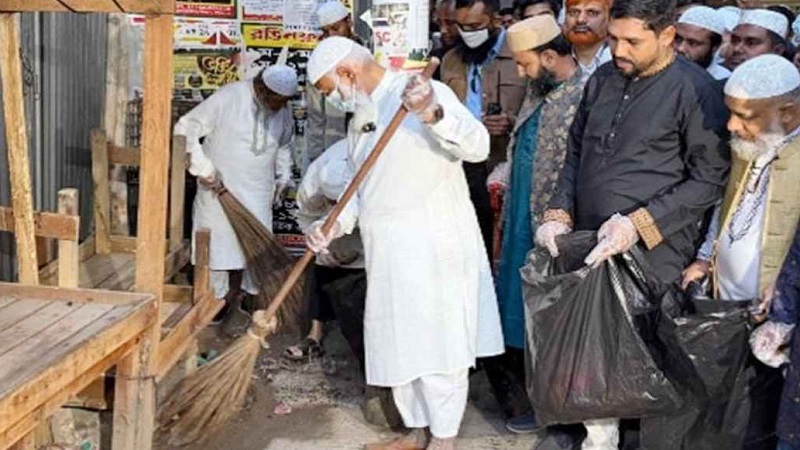 ঝাড়ু হাতে মিরপুরের রাস্তা পরিষ্কার করলেন জামায়াত আমির