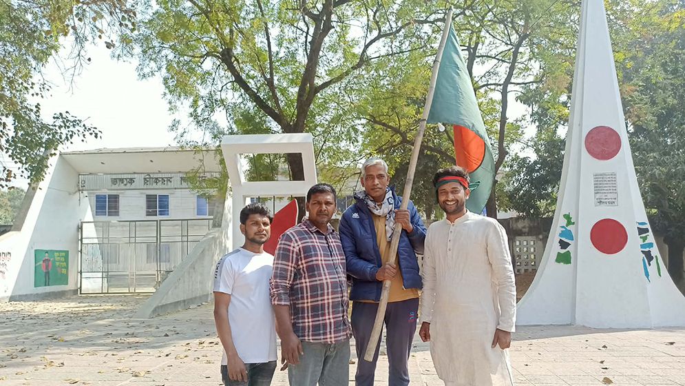 নাচোলে শহীদ মিনারে ছাত্রলীগের পতাকা উত্তোলন