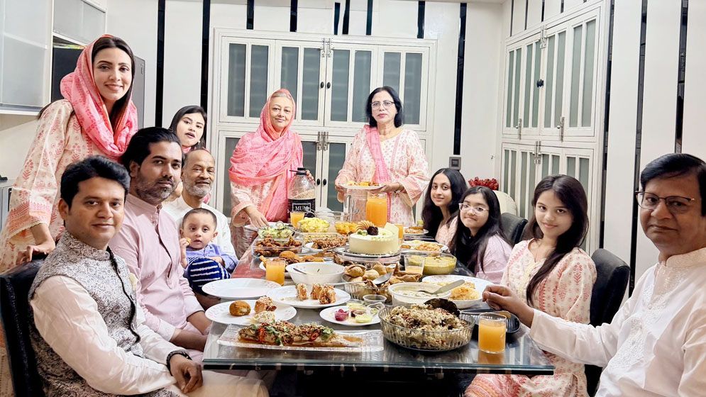 প্রথম ইফতারে প্রিয়জনদের সঙ্গে সময় কাটালেন মিম