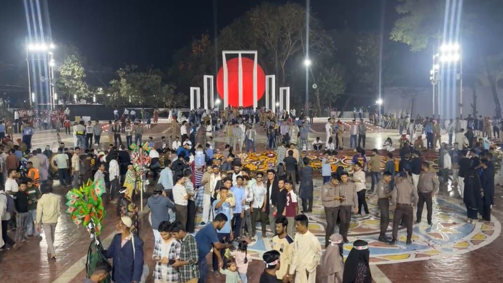 কেন্দ্রীয় শহীদ মিনারে মানুষের ঢল, ফুলে ভরে উঠল বেদি