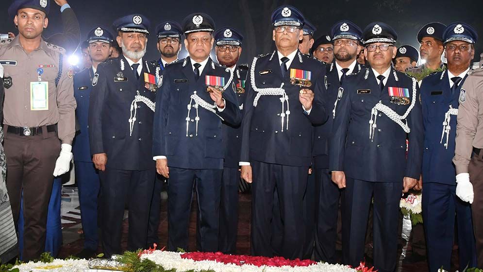 ভাষা শহীদদের প্রতি আইজিপির শ্রদ্ধা নিবেদন