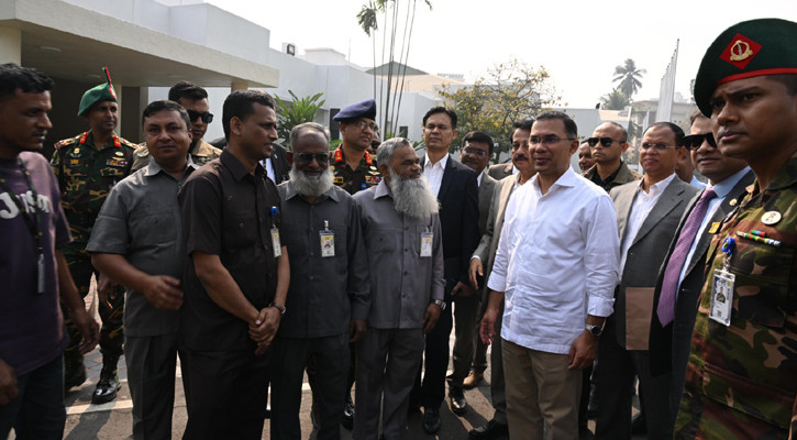 ১৭ বছর পরও মায়ের পুরোনো কর্মচারীকে ভোলেননি প্রধানমন্ত্রী