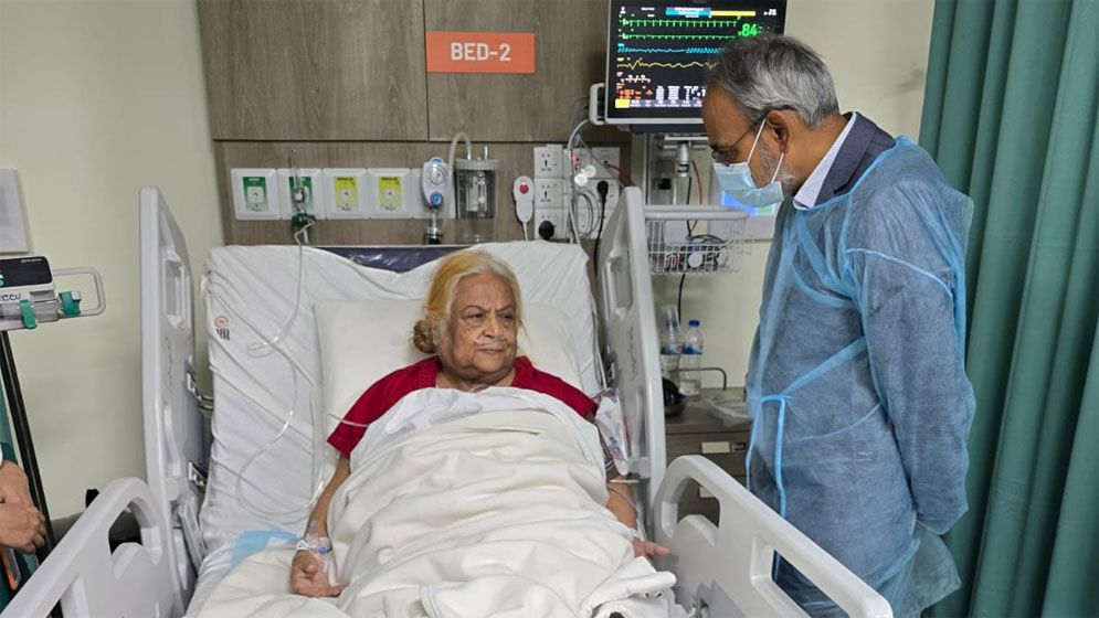 অসুস্থ সেলিমা রহমানকে দেখতে হাসপাতালে উপস্থিত ডা. রফিক