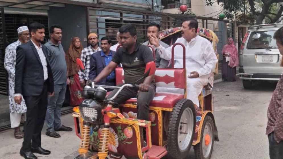প্রটোকল ছাড়াই পুরোনো রিকশায় ঘুরলেন ভূমিমন্ত্রী
