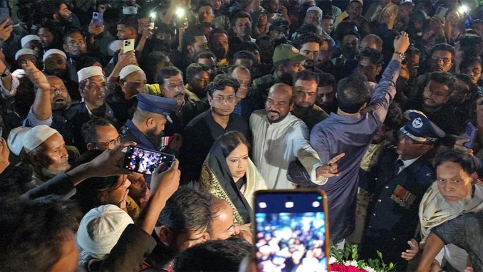 শহীদ মিনারে রুমিন ফারহানাকে বাধা, মামলা ১৫০ জনের বিরুদ্ধে