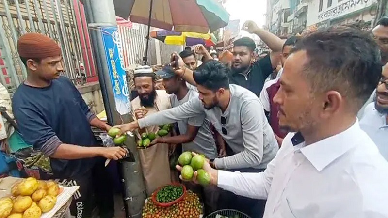 ডিসিকে দেখেই ১২০ টাকার লেবু হয়ে গেলো ৪০ টাকা!