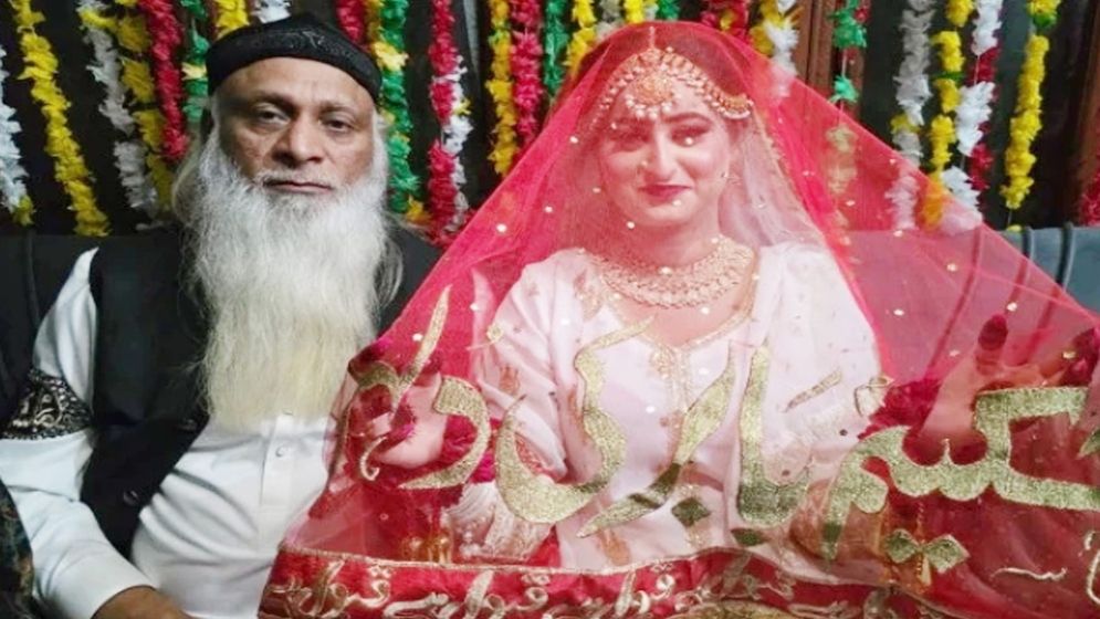 ভালোবেসে টানে ৭০ বছরের বৃদ্ধকে বিয়ে করলেন তরুণী