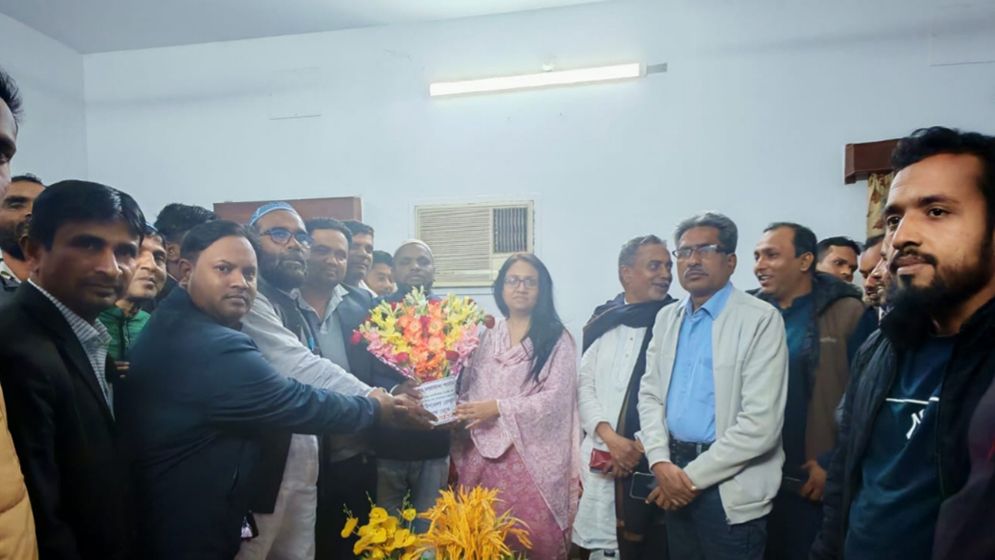 শহীদ সাগর বেদিতে শ্রদ্ধা জানালেন প্রতিমন্ত্রী পুতুল