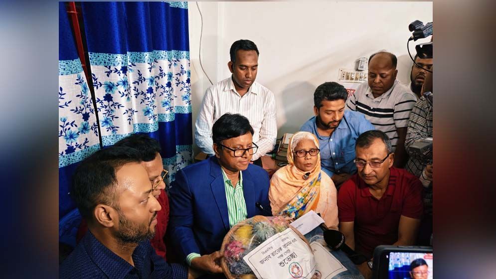 ধানের শীষে ভোট দিতে চাওয়া অসুস্থ বৃদ্ধার পাশে তারেক রহমান