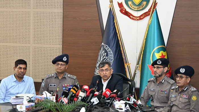 চাঁদাবাজ ও অস্ত্রধারীদের তালিকা করে অভিযান শুরু হবে: স্বরাষ্ট্রমন্ত্রী