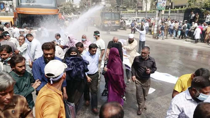 সুদসহ টাকা ফেরতের দাবিতে কেন্দ্রীয় ব্যাংকের সামনে আমানতকারীদের বিক্ষোভ