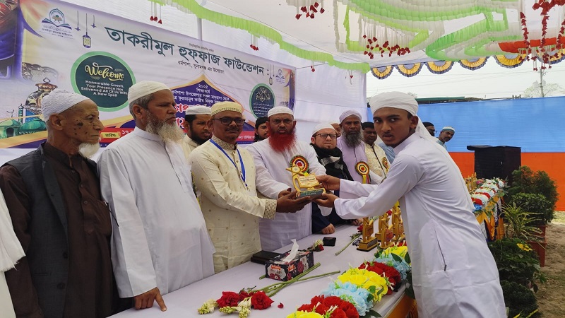 ধর্মপাশায় পবিত্র কোরআনের ৪৩জন নবীন হাফেজদের কে সংবর্ধনা