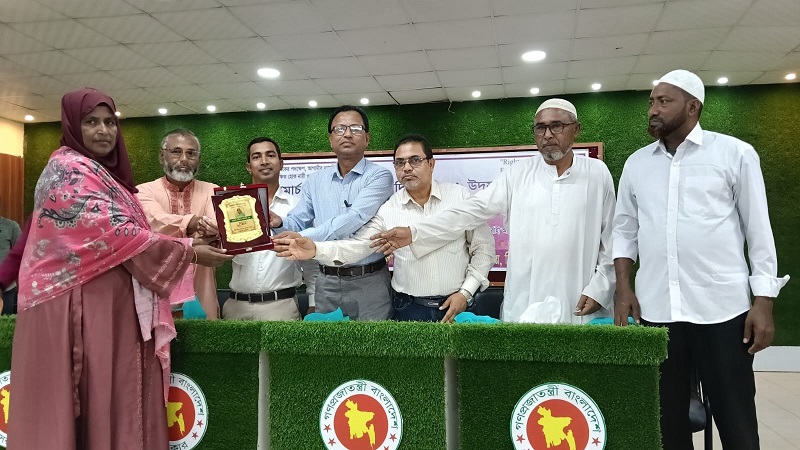 বিশ্বম্ভরপুরে নারী দিবসে রাজনীতিতে এগিয়ে থাকা নারীকে সম্মাননা