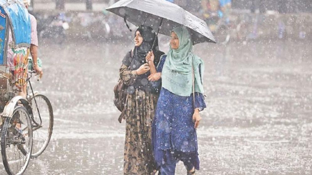 সারা দেশে বজ্রবৃষ্টির আভাস, তাপমাত্রা কমতে পারে